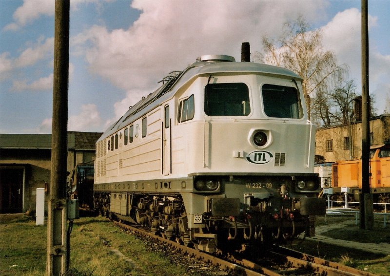 W232.09 der ITL zeigt sich in Kamenz im frischen Silberwei.05.04.2004