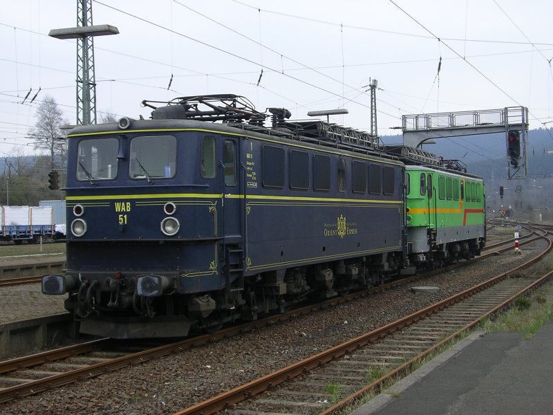 WAB 51 , BR 142 DR ,mit Schwesterlok WAB 58 abgestellt im Bahnhof Altenbeken.(20.04.2008)