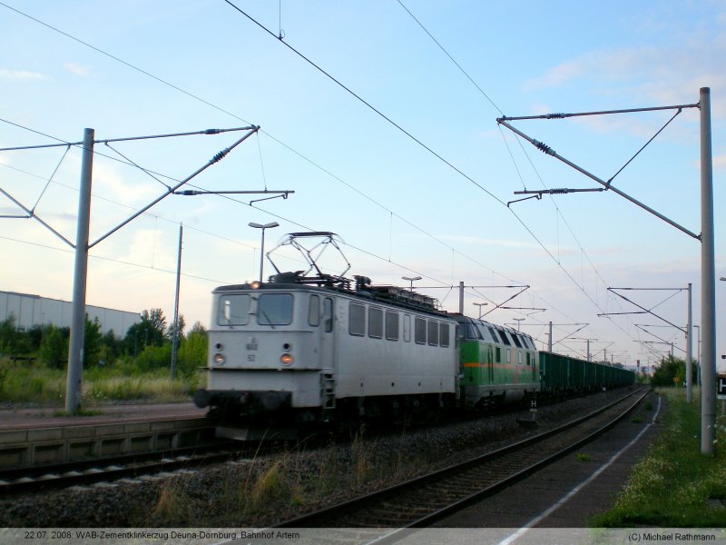 WAB 52 an der Zugspitze fhrt zusammen mit einer Diesellok den Zementklinkerzug Deuna-Dornburg Richtung Erfurt, Artern 22.07.2008