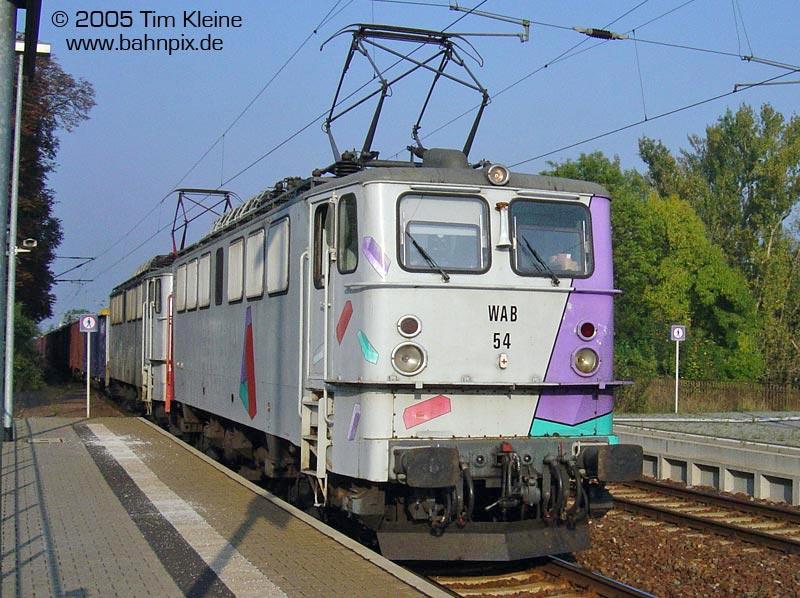 WAB 54 und ein weiterer WAB Holzroller durchfahren am 06.10.2005 Smmerda.