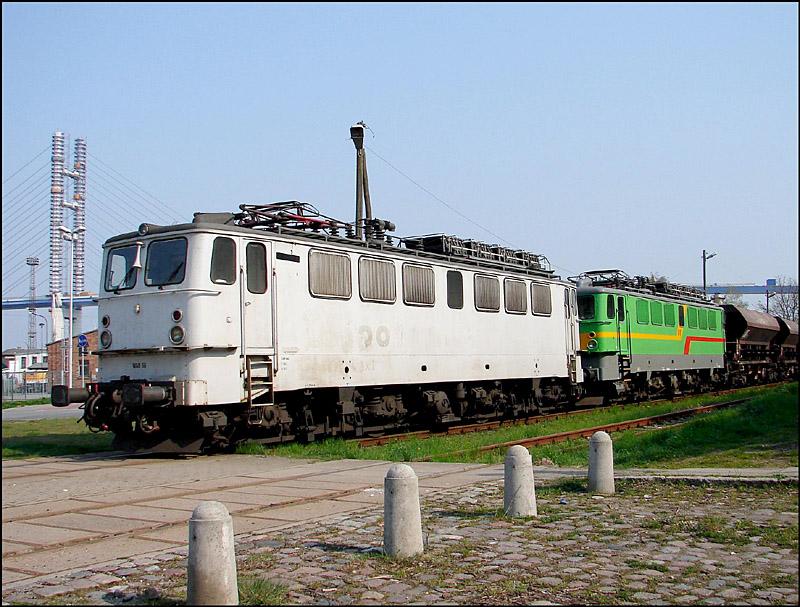 WAB 56 & WAB 61 mit einem Gips-Zug vor dem Seehafen Stralsund. --E-Lok's und kein Fahrdraht??? Hier hat die WAB 20, eine V60 nachgeholfen.  (am 05.05.06) 