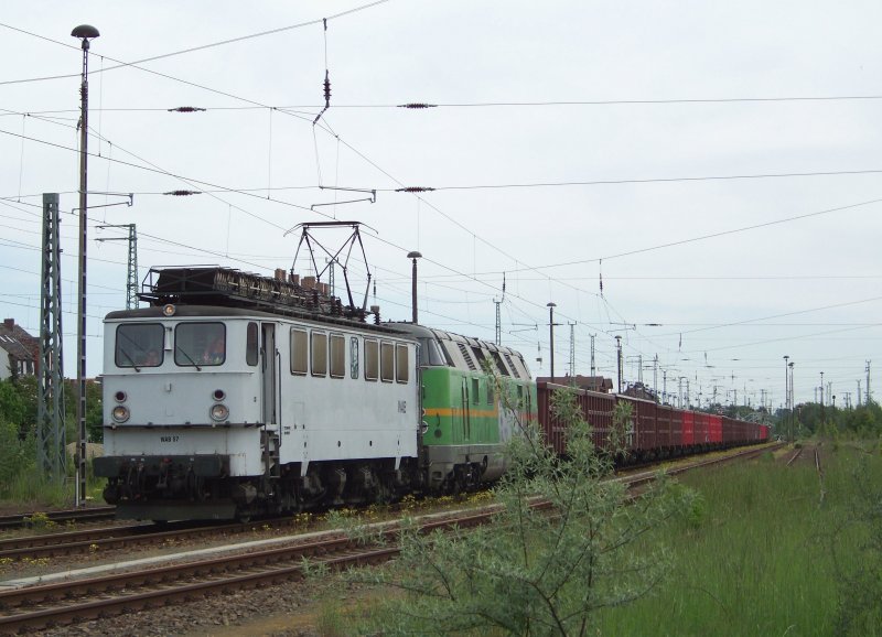 WAB 57 + ?? steht hier auf den Ausweichgleis im Bahnhof von Lbbenau/Spreewald bereit. Seine Reise ging dann in Richtugn Berlin weiter.