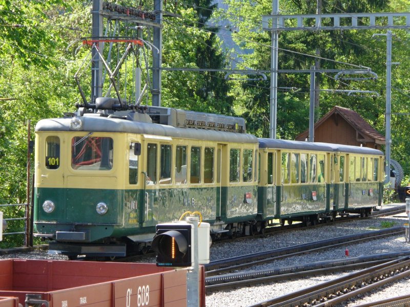WAB - Abgestellter Pendelzug mit dem Zahnradtriebwagen BDeh 4/4 101 mit Personenwagen B und Steuerwagen Bt im Bahnhofsareal von Lauterbrunnen am 16.06.2007
