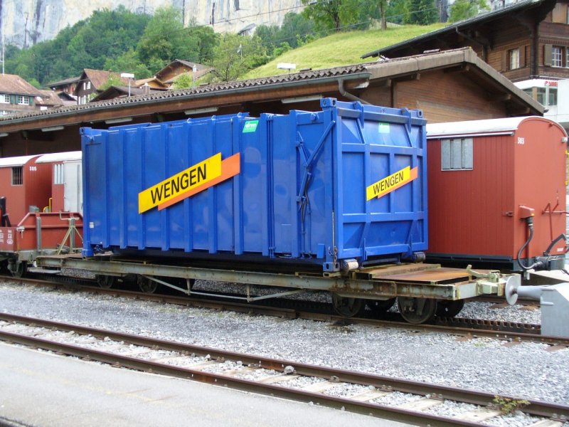 WAB - Dienstwagen X 86 beladen mit einem Kehrrichtcontainer im Bahnhof von Lauterbrunnen am 16.06.2007