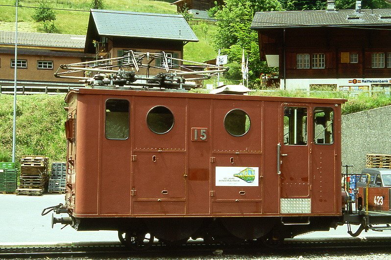 WAB - He 2/2 15 am 25.6.95 in Lauterbrunnen - Zahnrad-Lok - SLM2086 - bernahme 20.06.1910 - 220 KW - Gewicht 16,00t - LP 5,67m - zulssige Geschwindigkeit 12 km/h - Lebenslauf: ex WAB He 2/2 55 - 1963 verkauft an SPB He 2/2 15 i. Betrieb 01.01.1964 schwarz - 02.05.1966 braun - 12/1991 ausr. - 12/1992 verkauft an WAB He 2/2 15.
