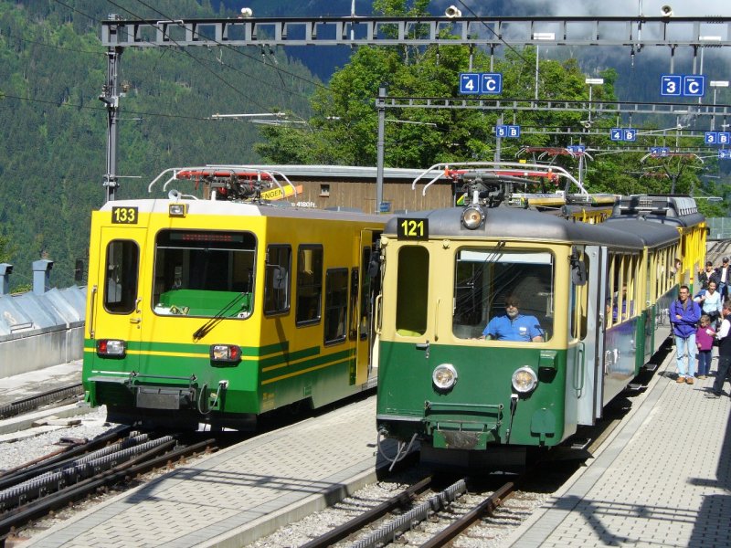WAB - Im Bahnhof von Wengen ist das Treffen von Alt und Neu alltglich Alter Bt 244 mit Neuem Bt 253.. Foto vom 16.06.2007