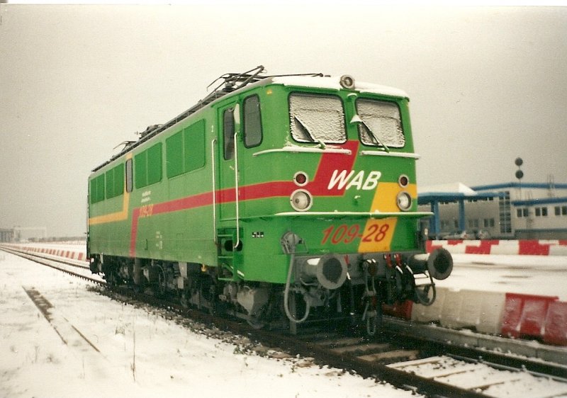 WAB-Lok 109-28 im Februar 2001 abgestellt im F�hrhafen Mukran.