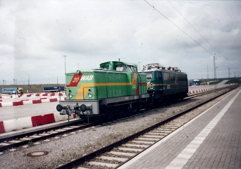 WAB-Lok 20 und die WAB-Lok 109-2 im Mai 2001 im Fhrhafen Mukran.Aufgenommen vom Bahnsteig.
