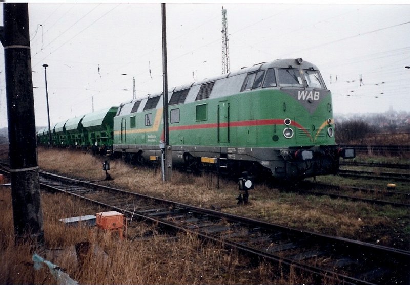 WAB-Lok 25 im M�rz 2005 mit einem Kieszug in Bergen/R�gen.