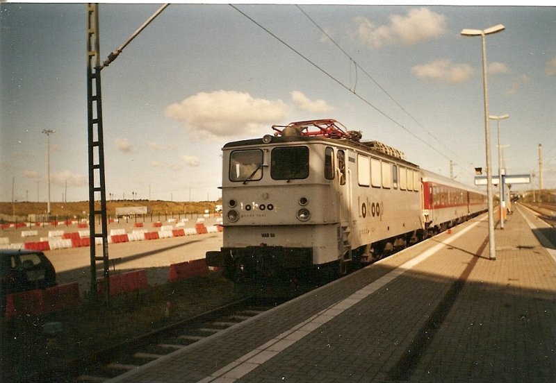 WAB-Lok 56 und der Autozug am Bahnsteig in Mukran im Oktober 2003.