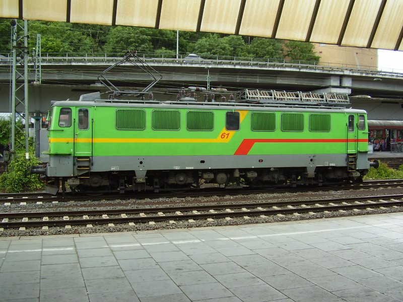 WAB Lok 61 (exDR142  118) stand als Tzf in Koblenz.Ich frage mich allerdings warum die Lok nur einen Stromabnehmer hat.Wer kann mir darauf eine Antwort geben.(5.7.07) 