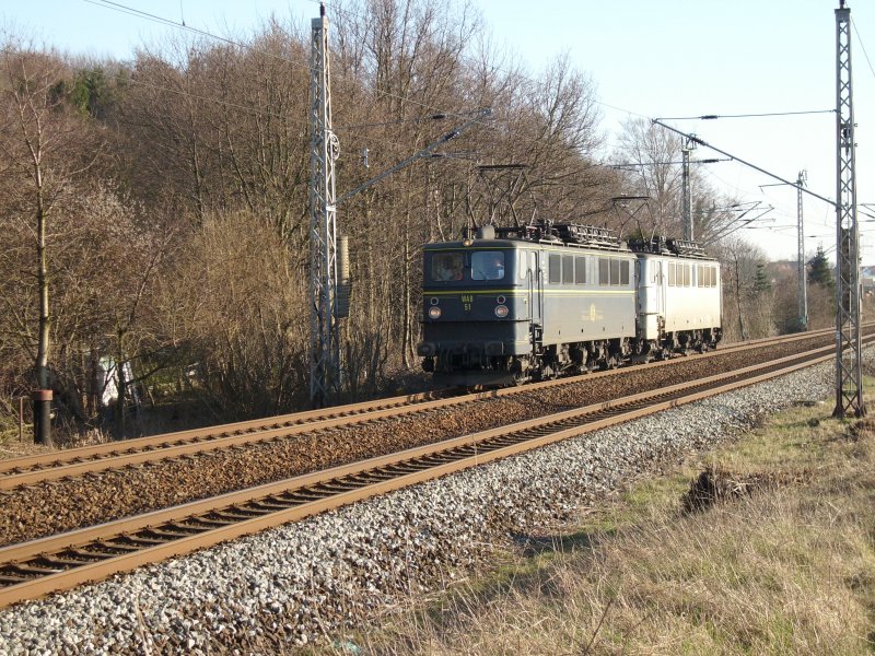 WAB-Loks 51 und 52 am 03.April 2009 auf dem Weg nach Klementelvitz bei Bergen/Rgen.