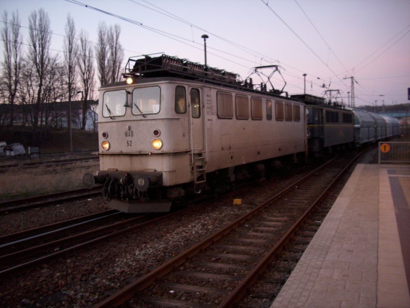 WAB-Loks 51 und 52 rangierten in der letzten Abendsonne am 03.April 2009 in Bergen/Rgen.