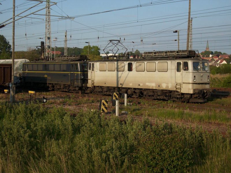 WAB-Loks 52 und 51 warten vor der Kulisse der Stadt Bergen/Rgen am Abend des 18.Mai 2009 auf Ausfahrt.