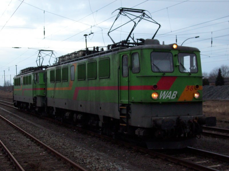 WAB-Loks 58 und 61 warten gemeinsam am 09.M�rz 2009 in Bergen/R�gen auf Ausfahrt Richtung Klementelvitz.