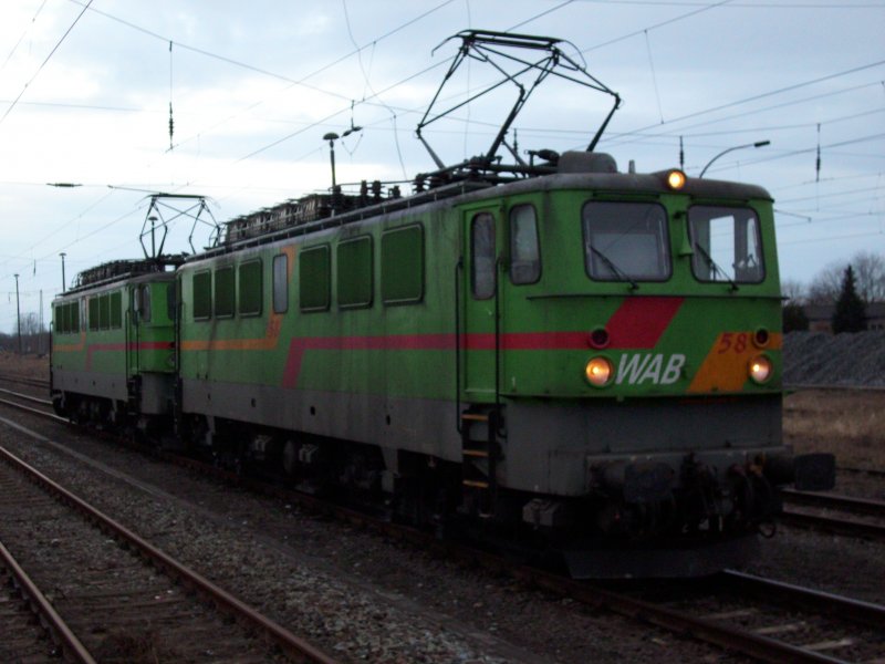 WAB-Loks 58 und 61 warten gemeinsam am 09.Mrz 2009 in Bergen/Rgen auf Ausfahrt Richtung Klementelvitz.