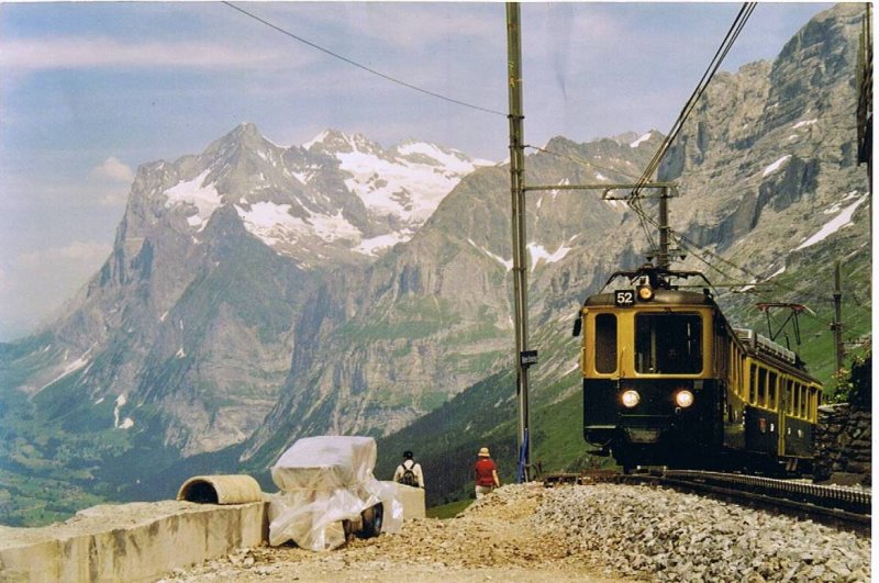 WAB-Pendelzug mit Wetterhorn bei der Einfahrt auf der Kleinen Scheidegg im Juni 2003.Hinweis:Gescanntes Foto.