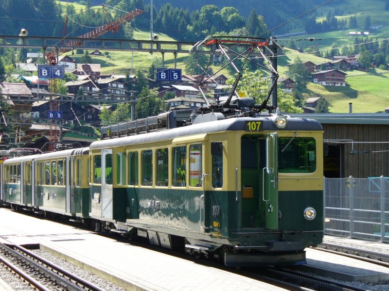 WAB - Pendelzug mit Zahnradtriebwagen BDeh 4/4 107 und Personenwagen B und mit Steuerwagen Bt im Bahnhofsareal von Wengen am 16.06.2007