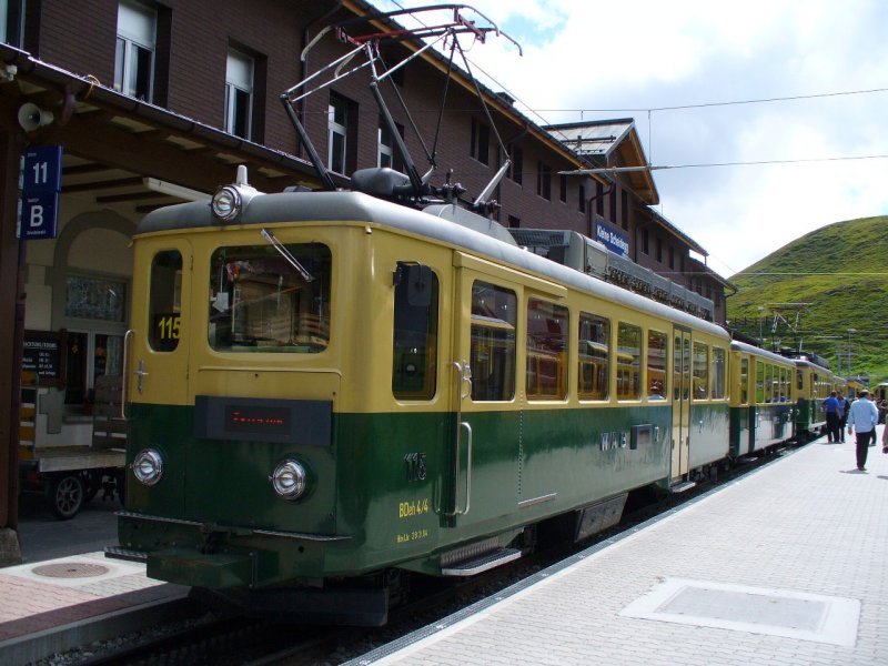 WAB - Zahnrad Triebwagen BDeh 4/4 115 mit Steuerwagen Bt 213 im Bahnhof der Kleinen Scheidegg am 16.06.2007