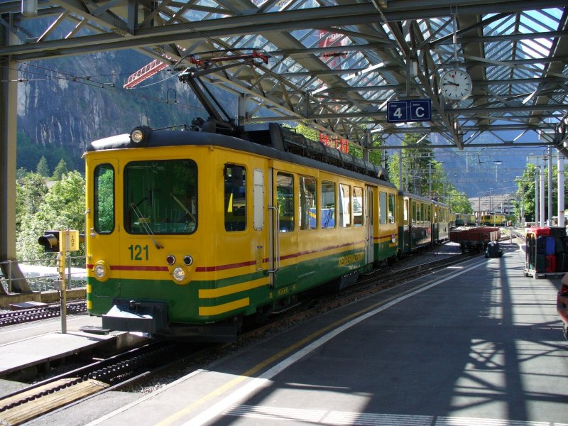 WAB - Zahnrad Triebwagen BDeh 4/4 121 mit Personenwagen B und mit Steuerwagen im Bahnhof von Lauterbrunnen am 16.06.2007