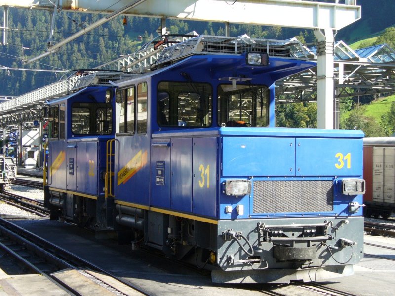 WAB - Zwei E-Loks   He 2/2 31 + He 2/2 32  im Bahnhofsareal von Lauterbrunnen am 02.09.2007