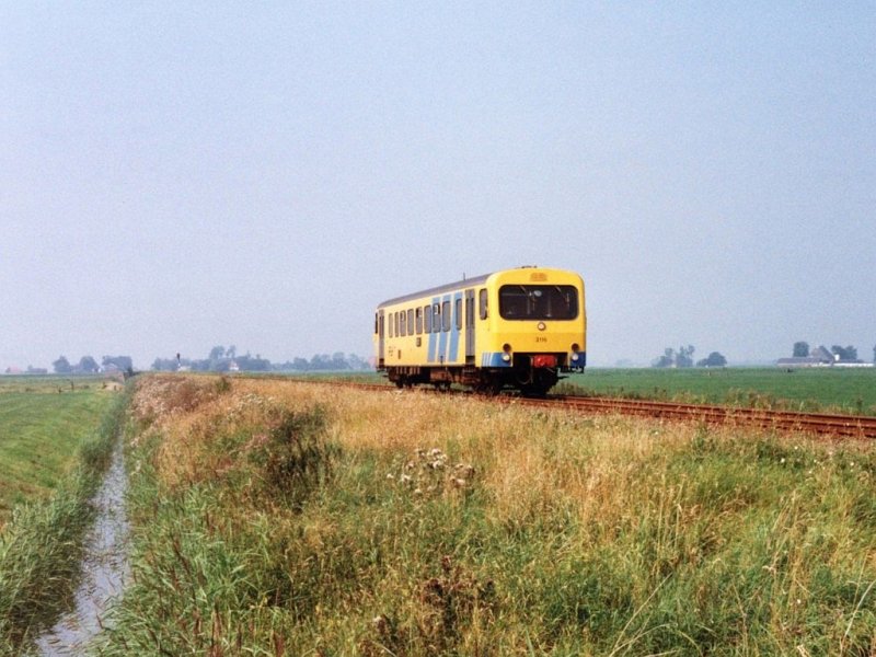 Wadloper 3116 mit Zug 8242 Harlingen-Leeuwarden in das Friesische Landschaft bei Dronrijp (Frysln) am 16-8-1991. Bild und scan: Date Jan de Vries. 