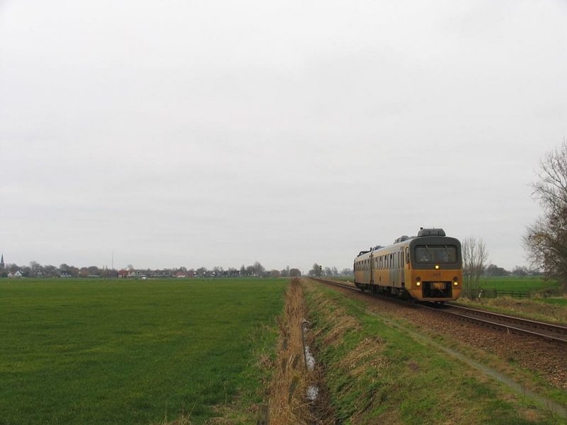  Wadloper  3211 mit Zug 30046 Stavoren-Leeuwarden bei Mantgum am 26-12-2006. 