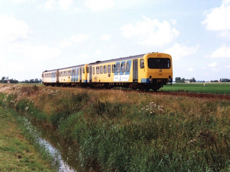 Wadlopers 3113 und 3220 mit Zug 8248 Harlingen-Leeuwarden bei Dronrijp (Frysln) am 16-8-1991. Bild und scan: Date Jan de Vries. 
