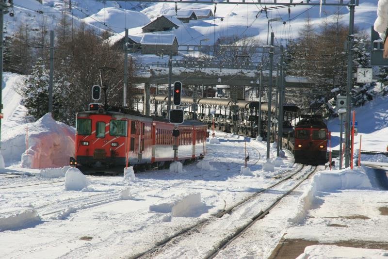 Whren der Regionalzug Realp in Richtung Wallis verlsst, nhert sich der Autozug der Verladerampe von Realp; 08.12.2008