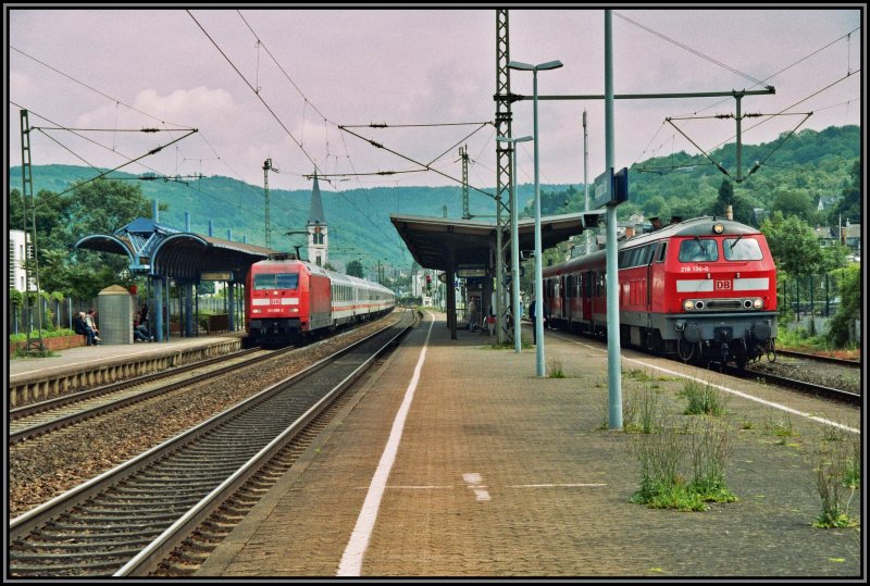 Whrend 101 089 mit dem InterCity 118 von Innsbruck nach Dortmund eilt, wartet 218 136 auf die Abfahrt von nach Emmelshausen. Aufgenommen in Boppard