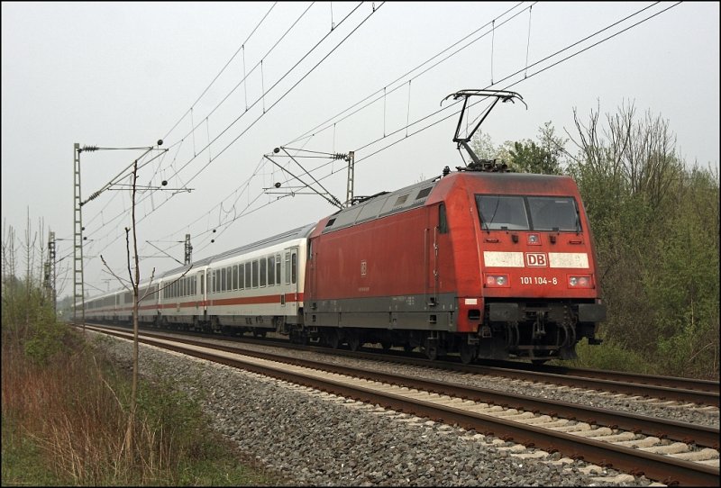 W�hrend 101 105 (ID 291356) nach S�den unterwegs ist, schiebt die Schwesterlok und gleichzeitig auch das M�rklinmodell 101 104 (9180 6101 104-8 D-DB) den IC 1018, K�ln Hbf - Hamburg-Altona, bei Derne in Richtung Norden. (14.04.2009)