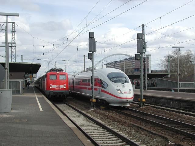 Whrend die 110 278 in Kln Deutz hlt, berholt sie ein ICE zur Fahrt zum Klner Hauptbahnhof; 04.04.2004