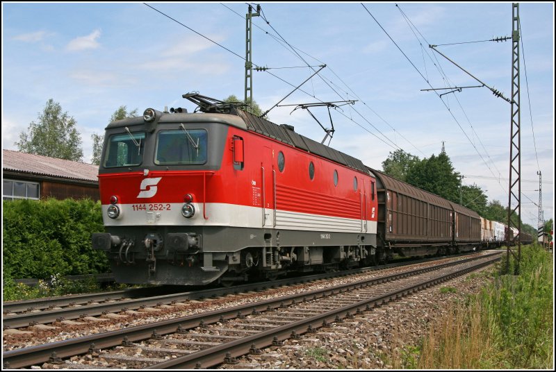Whrend die 1144 216 und 234 mit dem leeren Kalkzug auf dem  Gegengleis  Richtung Brannenburg fahren, fhrt die im Originalzustand befindliche Innsbrucker 1144 252 mit einen Gterzug von Mnchen nach Italien. (29.06.07) (3)