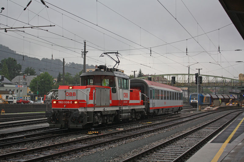 Whrend 1163 006 am 6. Juli 2009 mit Verschubarbeiten beschftigt war, wartete die LTE 2016 903 mit Ihrem leeren Kokszug 47195 auf die Weiterfahrt nach Ziar nad Hronom.