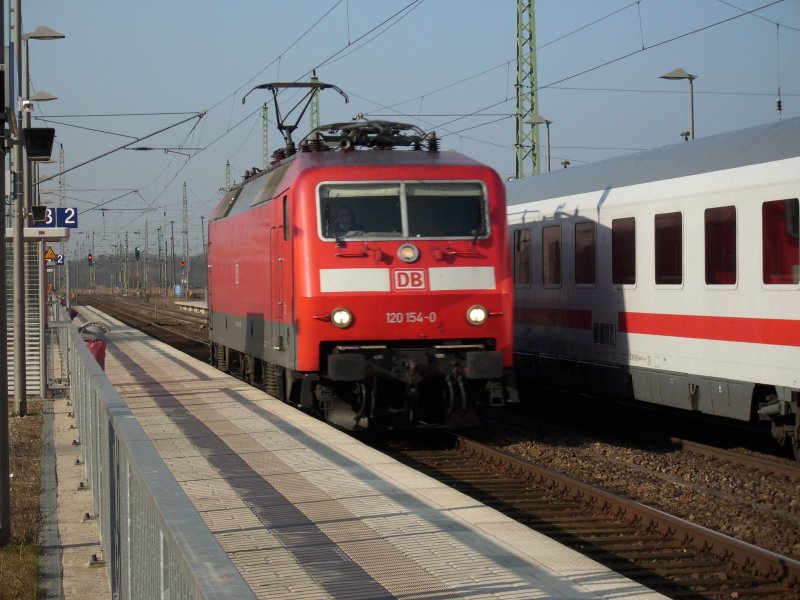 Whrend 120 154 am 04.April 2009 als Lz von Stralsund nach Binz durch Bergen/Rgen fhrt,fhrt auf dem Nachbargleis IC 2356 Binz-Dsseldorf aus den Bahnhof Bergen/Rgen aus.