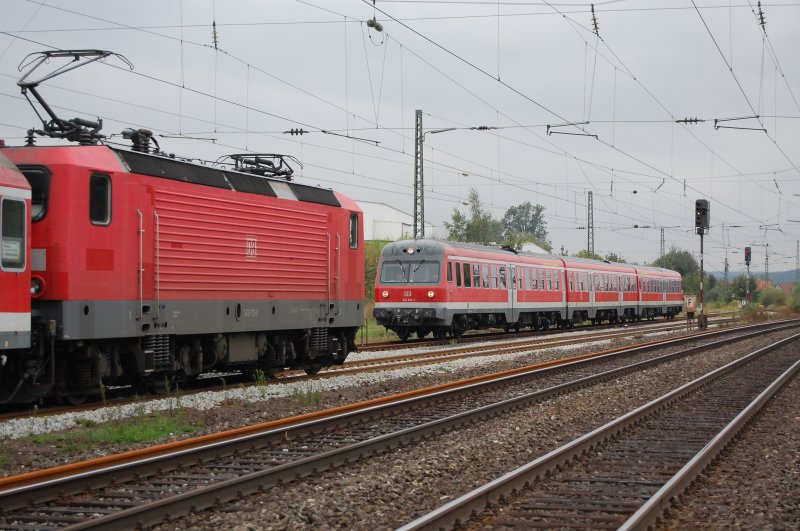 Whrend 143 172-5 mit einem RegionalExpress nach Wrzburg HBF ausfhrt, begegnet sie 614 013-1 bei der Einfahrt in den Bahnhof Siegelsdorf. Foto: Donnerstag, den 06.09.07.