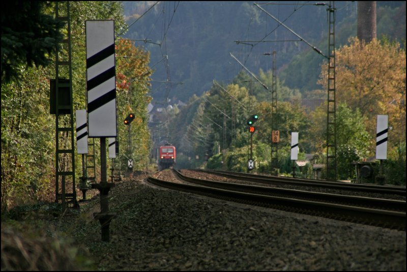 Whrend die 143 208 bei Hohenlimburg die RB91 (RB 39170)  RUHR-SIEG-BAHN  von Siegen nach Hagen Hauptbahnhof bringt....