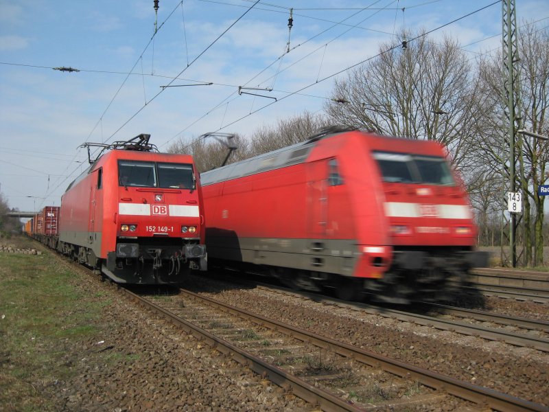 Whrend 152 149-1 geduldig weitere berholungen abwartet rast eine 101 mit ihrem IC mit rund 200 km/h durch Radbruch Richtung Hannover.