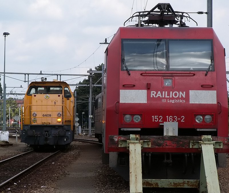 Whrend die 152 163-2 geparkt auf dem Abstellgleis ruht, rangiert daneben die 6409 mit einigen Gterwagen. Das Foto stammt aus Venlo und ist am 25.07.2007 entstanden.