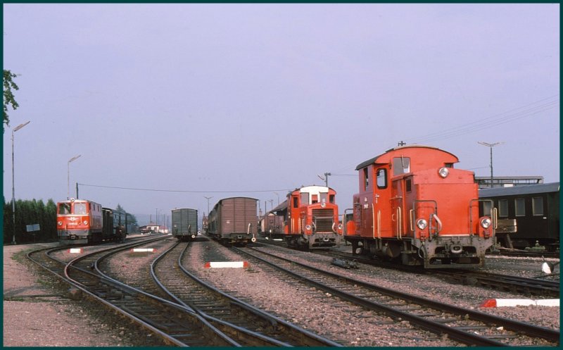 Whrend 2095.12 mit einem kurzen Personenzug am Bahnsteig hlt, warten zwei 2091er auf Arbeit. (Archiv 09/75)