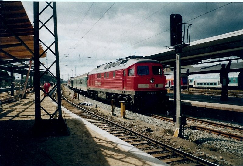 Whrend die 232 425 im Juni 1999 mit einer Regionalbahn nach Rostock bereit steht wurde auf dem Bahnhof Stralsund fleiig umgebaut.