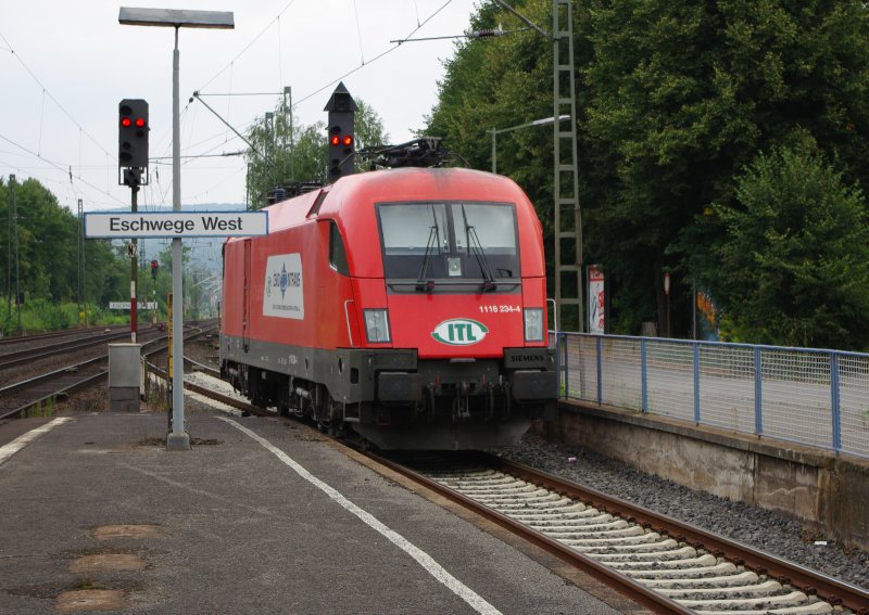 Whrend 293.02 fleiig am einschottern ist, macht 1116 234-4 der ITL Pause auf Gleis 1 im Bahnhof Eschwege West. 12.08.2009.