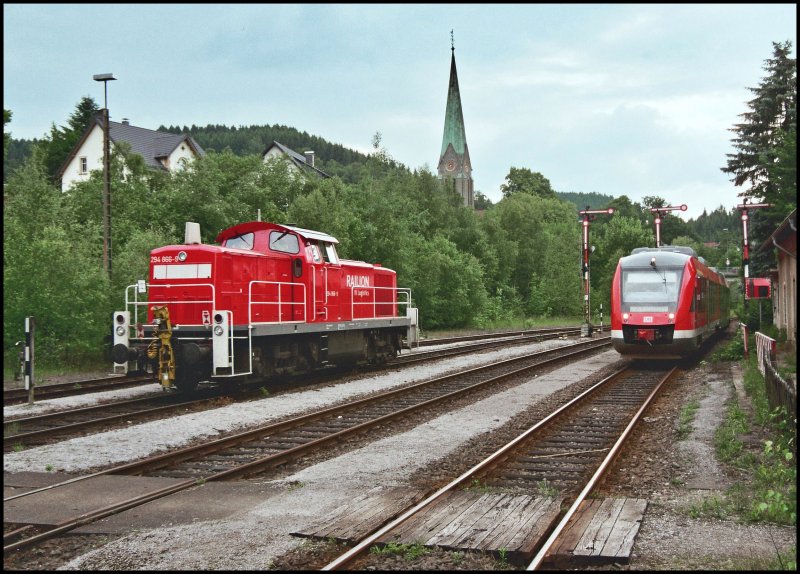 Whrend 294 866 am 01.06.07 auf dem Seitengleis in Brgge (Westf) pause macht, rollt auf Gleis1 ein 648er als RB52  Volmetalbahn  aus Dortmund nach Ldenscheid ein.
