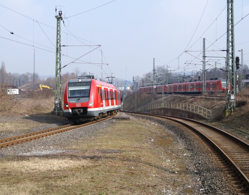W�hrend 422 017 als S9 nach Bottrop, kurz nach Durchfahren der Unterf�hrung unter der Strecke nach Gruiten durch, in Wuppertal-Vohwinkel an Gleis 12 einf�hrt, verlassen zwei 425er als RB48 in Richtung Endstation Wuppertal Hbf selbigen Bf. 7.3.09