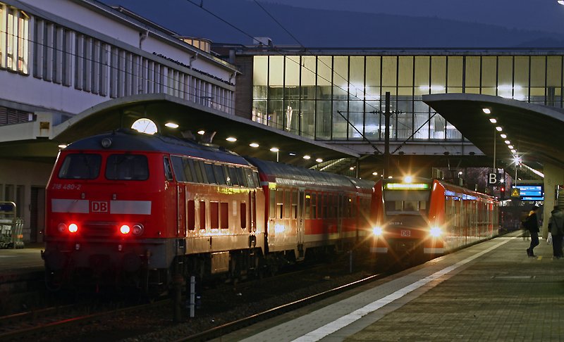 Whrend 425 208 am Abend des 23. Dezembers 2008 auf seiner langen Reise als S1 von Osterburken nach Homburg an der Saar lediglich einen kurzen Halt im Heidelberger Hauptbahnhof einlegt, muss die links im Bild zusehende Karlsruher 218 480 mit der RB 18375 von Heidelberg nach Eppingen noch ber 15 Minuten auf ihre Abfahrt warten.