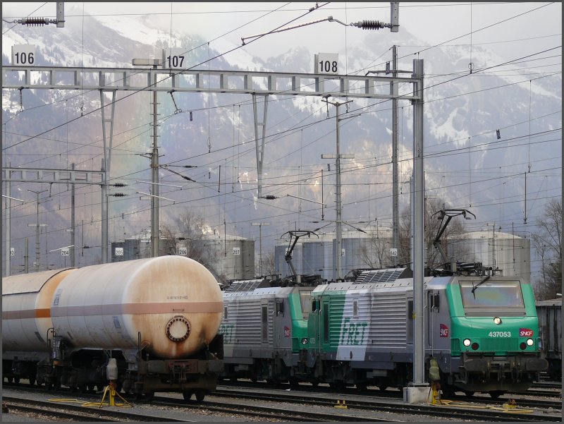 Whrend 437053 und 437058 in Buchs SG an den Autozug ankuppeln, zeigt sich vor dem Hohen Kasten (Berg im Hintergrund rechts) kurz ein schwacher Regenbogen. (07.01.2008)