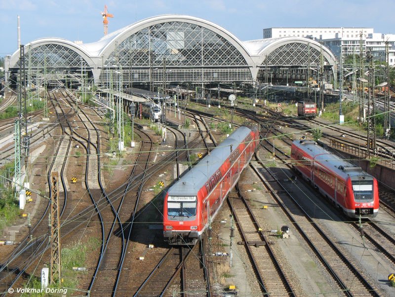 Whrend 612 133 im Vorfeld des Dresdner Hauptbahnhof auf neuen Einsatz wartet, fhrt der RegionalExpress 7233 aus Hoyerswerda ein.- 14.07.2006
