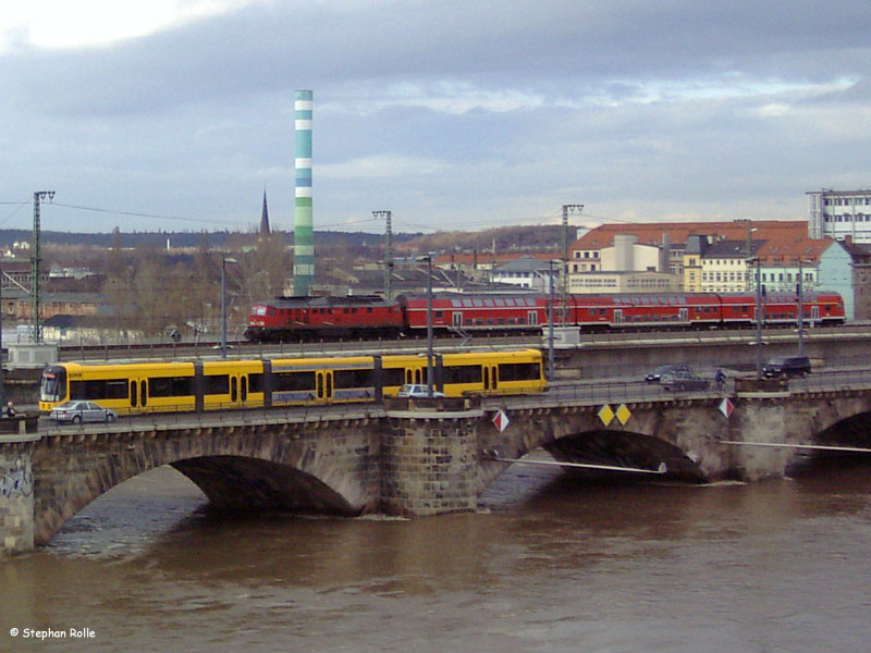Whrend die 612-er ihre Probleme mit den Achsen hatten, fuhren auf Grund Fahrzeugmangels fr eine kurze Zeit einzelne Kurse des schsischen RE1 zwischen Dresden und Grlitz noch einmal mit BR 232 und alten Grlitzer Dostos. Diese Garnitur hier berquert am 31.03.2006 die Dresdener Marienbrcke und erreicht in Krze den Hbf. Davor ist NGTD12DD  2808  auf der L11 in Richtung Bhlau unterwegs.