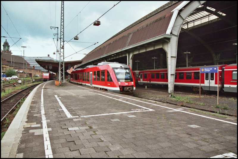 Whrend 648 105 als RB52  Volmetalbahn  nach Dortmund aus dem Bahnhof fhrt, wartet auf Gleis 1 die 143 617 mit der RB56  DER ISERLOHNER  auf die Abfahrt nach Iserlohn. Aufgenommen am Abend des 27.05.07 in Hagen Hbf.