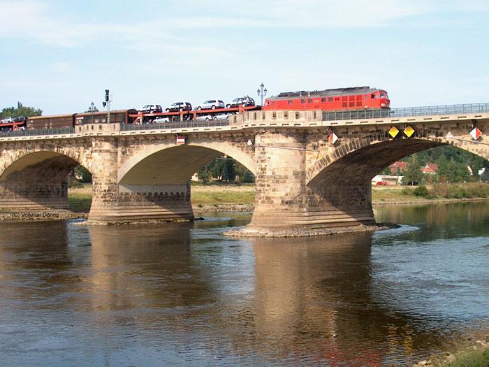 Während der 80-stündigen Totalsperrung des Dresdner Hauptbahnhofes wurden die internationalen Züge von und nach Tschechien weiträumig umgeleitet. Die Leistungen auf der nicht elektrifizierten Nebenstrecke wurden von 232er Loks erbracht. - Eine  Ludmilla  leistet Schiebedienst an einem Güterzug in Richtung Arnsdorf (Elbbrücke in Pirna, 05.08.03)
